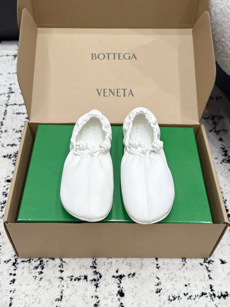 Bottega Venet*BV 26/ Summer's new wrinkled and tight ballet shoes. A sense of a chilling atmosphere with a lazy heart., The round shoe with the shoe-side hand-wrinkled rope., Soft with the same type, The quality of the lazy class is perfectly interpreted.. The mix is very broad., A long knitting dress is soft and lazy., With broad legs, you're a little bit more airy., Daily commute, You can ride easy.. ✔️Shoe.: Lamb skin. ✔️Uchi.: Lamb skin. ✔️Otsumi!: TPUOtsumi! ✔️size: 35-40Code（40Custom without re-offer）