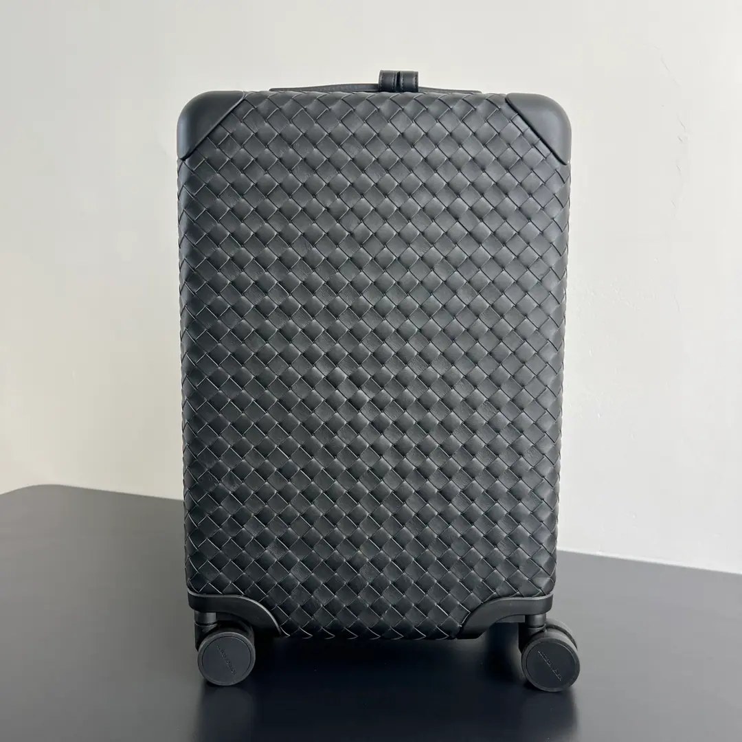 BVWeaving the boarding suitcase.🌟 851376 A black, dumb box., A low-profile, unmindable luxury.🩶Weaving from all-grain leather., A light, but resistant to falling., The mix is thicker.ABSCollapse-proof corner., All sides to protect the box from damage., Four. The wheels rotated with Lisovt material., ♪ Drive quiet and steady ♪～Use the canvas liner., In the two-sided zone., SideXA kind of beam with a fixed suit., To prevent the clothes from dispersing., The other side of the zipper is picking up small pieces., Let your travels be orderly., MatchTSALock the system and the leather luggage plates that can be removed., I'm just gonna get a little more recognition.！The point is, this size is getting on the plane., You're more comfortable in a light suit🖤 Dimensions: 55x35x21