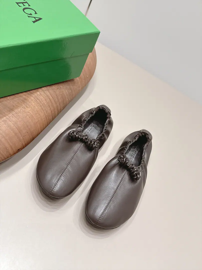 Get out of the factory.: 《Unique top version》 BOTTEG*A VENET*A26vsThe latest set of spring-roll shoes in the morning and autumn.…… 【Round head, wrinkled soles.】 The Jell-O are lucky., The Red Book is a big star.！- I'm so hot on my feet.！It's so beautiful.！This shoe has a great sense of excellence.！You're a good-looking fairy. It's a fashionable and design-oriented thing. Especially high because there's a gel cushion on the sole of the shoe that won't be tired for a day., With a sense of quality and quality., Don't be a good match for the last class., Soft Water, Take a rest.…… ❶Fabulous.: Original customized sheep skin ❷Uchi.: Original customized sheep skin ❸Foot.: Original customized sheep skin ❹Otsumi!: Original OpenTPUForm Bottom ❺Bottom: 1.0cm ❻Packaging: Original package ❼Codes: 35-39（40.41.42.Custom without re-offer） ☀Colours:Synchronise update of the network