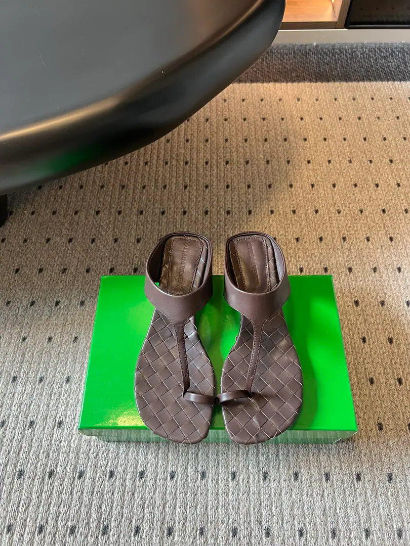 Bottega Venet*BVSummer's new weaving and toes and sandy tows. Bringing up the loosely ancient style, The classic knitting road is full of shoes., BriefTType-button design, It's a nice, smooth, stylish foot., Low profile, high-level, lazyness.. With cowboy legs., A half-clothed dress., Rhythms., The holiday is a perfect match for the dress., I'm shopping everyday., A beach vacation., A coffee shop., It's a good thing to go out for a short trip.. Shoe.: Bullskins. Uchi.: Bullskins. Otsumi!: Italy is a big-ass place. size: 35-41Code（40, 41Code custom is not to be changed） He's tall.: 4cm