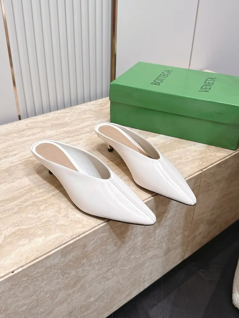 BOTTEGA VENETA26vsThe latest set of spring-roll shoes in the morning and autumn.…… BVPointy cat and half-slip shoes. The tip and the feet are so sexy.！It's so beautiful.！This shoe has a great sense of excellence.！You're a good-looking fairy. It's a fashionable and design-oriented thing. Especially high because there's a gel cushion on the sole of the shoe that won't be tired for a day., With a sense of quality and quality., Don't be a good match for the last class., Soft Water, Take a rest.…… ❶Fabulous.: Original customized sheep skin ❷Uchi.: Original customized sheep skin ❸Foot.: Original customized sheep skin ❹Otsumi!: Original custom customized for real leather ❺He's tall.: 4cm ❻Packaging: Original package ❼Codes: 35-39（40.41.42.Custom without re-offer）