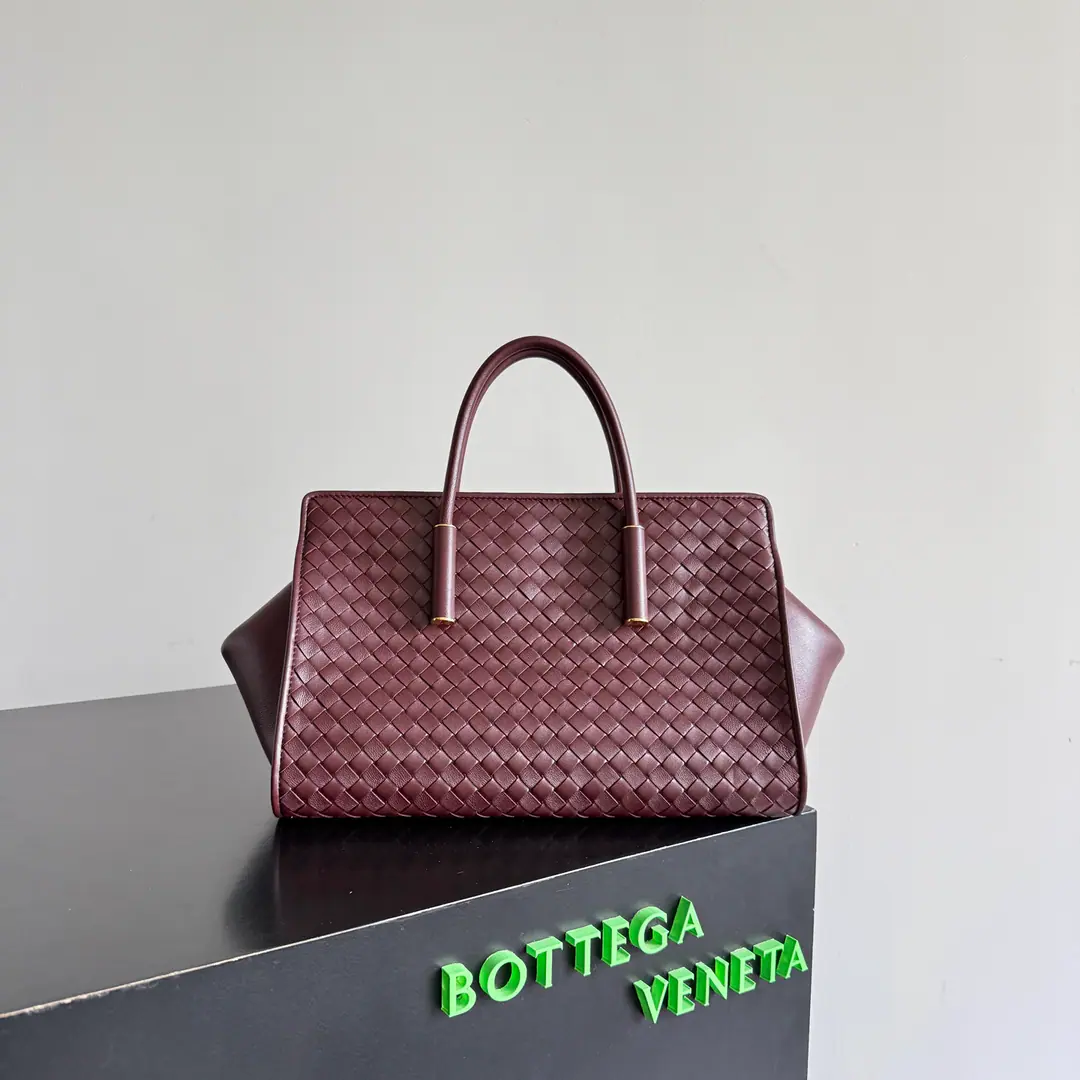 BV The little twilight of the Fluttershy.BarbaraComing!！Atmospheric rate Barbara👜♪ Roll out a lovely sister ♪👉Small Barbara, Shrink., There's no small space.！Building sense＋The handles., The line is sharp and soft and radians., Internal leather mirrors+Large capacity partition, Balancing the value of the color with the utility💯. The zipper's all right., Weaving is more of a seal.！Classic9x12Weaving with a cloudy little sheep's skin., Soft and luxuries., I'll just take it out and I'll have my taste.. Smaller sizes are more routine., I can fit in the usual stuff., You'll be out when you're easy to say., Self-respect., It's a good match., This year.BVA hot one.🤩 Paragraph: 875932 Dimensions: 30*20.5*18cm