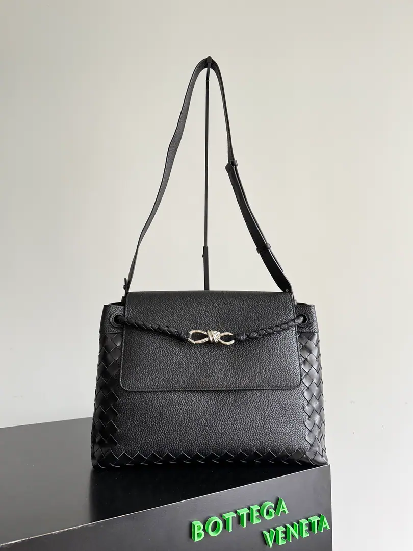 BOTTEGA VENETANewAndiamoBack bag., The classic black branch.＋Handweaving, A low-profile old-fashioned feeling of money., Silver ropes are tied up and they're all over the place.！I can see the designers have used a lot of little ideas., The slashing belts are very easy for the working elite to carry work logs and office supplies., It's a very touching capacity., Inside, there are two large compartments and a small layer with zippers., The partition here is not undemotable., The fixed single floor also allows for lighter loading when going out to work., Avoiding excessive accumulation of small items, Quality, Colour, Practically online✨ Paragraph: 807715 Dimensions: 37*26*13cm