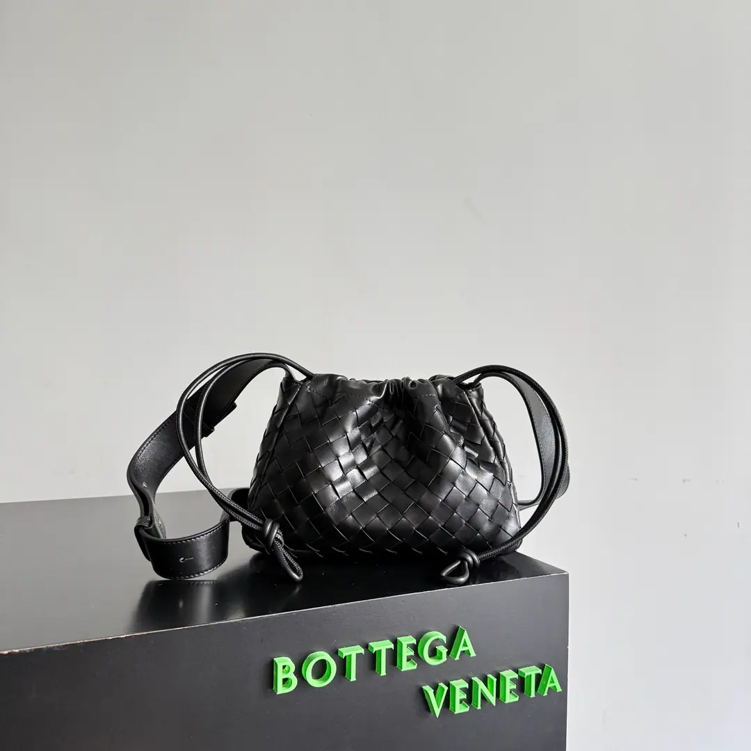 Everybody knocks on the bowl.DustbagGot a back belt.🤩🤩This one.Dustbag bikeMen and women eat., WillBVClassic.DustbagMake it a slashable version., Significant overall improvement in relevance. SignalIntrecciatoWeaving+ AvenueCowskin., ♪ And the light is flowing ♪💫 The rope design kept that free wrinkle., Magnetic suction, It's very easy to pick up., Matchable shoulder belts, It's more relaxing for the suit.. And it's not just a shape., It's got enough capacity., I'll take the necessary goods out of the house., It's easy to go out everyday.. Paragraph: 876011 Dimensions: 24*18*5cm