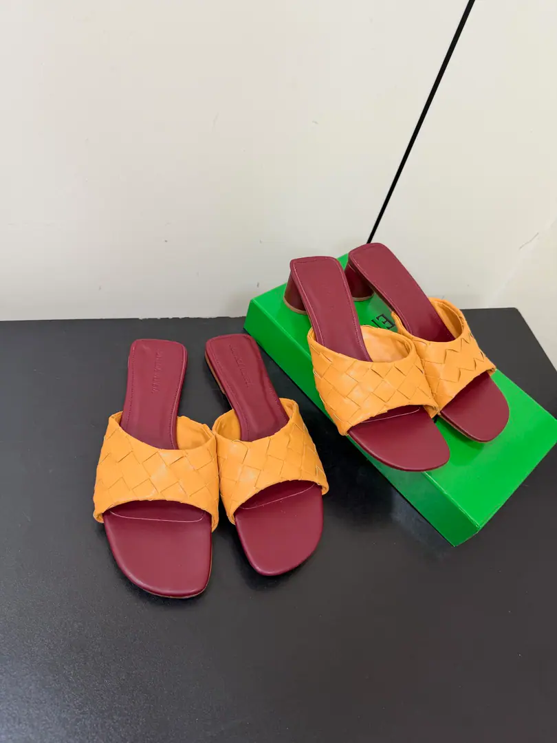 Bold Bottega Veneta The Fluttershy. LiviaMuller weaves and drags. ClassicIntrecciatoHand-weaving mythologyBV ♪ Step on the loose ♪ Ellipse head to the nearest line., Low-saturated leather with a lot of gas. Daily commute, It's all right for vacation. Low profile.logo, The quality is the best sign. The beautiful fairy slippers are here.💥 The nuanced import is so soft, the skin is so strong. Jane's expensive. Low heels aren't tired., It's a steady walk. Spring and summer just needed a single. You can put on any dress., The pants are so emotional. The rich family is so full of slobber and slobber. The Fluttershy. Bottega VenetaFor every woman who walks around.. Fabulous.: Hand-woven cattle skin Uchi.: Bullskins. Shoes under the sole.: The original import is a leather-lined. He's tall.: 4.5cm/Floor Size: Women35-42（40 41 42Custom without re-offer）