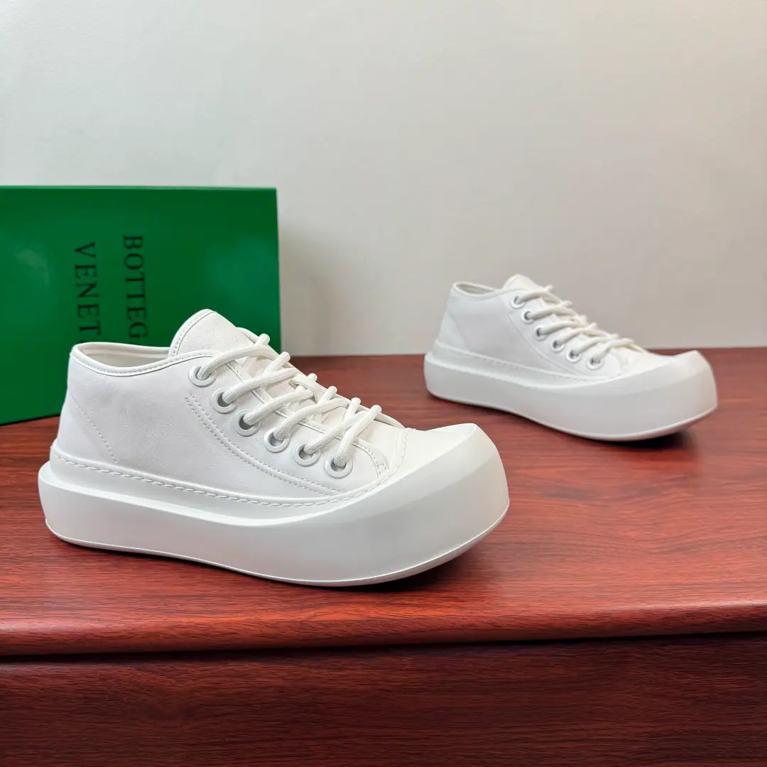 Bottega Veneta/The Fluttershy. New men's leather sneakers. ！ The Fluttershy's got a big head and a thick shoe., The Tide Shoes cabinet is a gift.✨ I know everything I know.！This one.BVThe wind is thick and the bottoms are thick., Fill up the very simple sense of excellence., A man and a woman eat a fairytale.！ The shoe face is made from top-of-the-skin., Soft and delicate., It's a big one., The more you cross, the more you feel.. Classic Chinese gang style, The package is full., The modifier feet are not swelling.. A big, big, big, big design., I'm getting more invisible.4-5cm, Easy stretch., High and not heavy., I'm so impressed with the upper foot.. The white money is clean., It fits all the suits of spring and summer.. Black and white, cool, sharp., ♪ And the streets are squeezing ♪. Rubber floor skating and grinding, The shock bounce., I'm not tired of walking.. Whether it's with jeans or not,, Leisure pants or legs?, It's easy to ride., Telecommuting, Out of the street., The date is a good fit., Full package！ Size: 39-40-41-42-43-44Skins size.（Customable38.45.46） The cargo.: LC -02 White