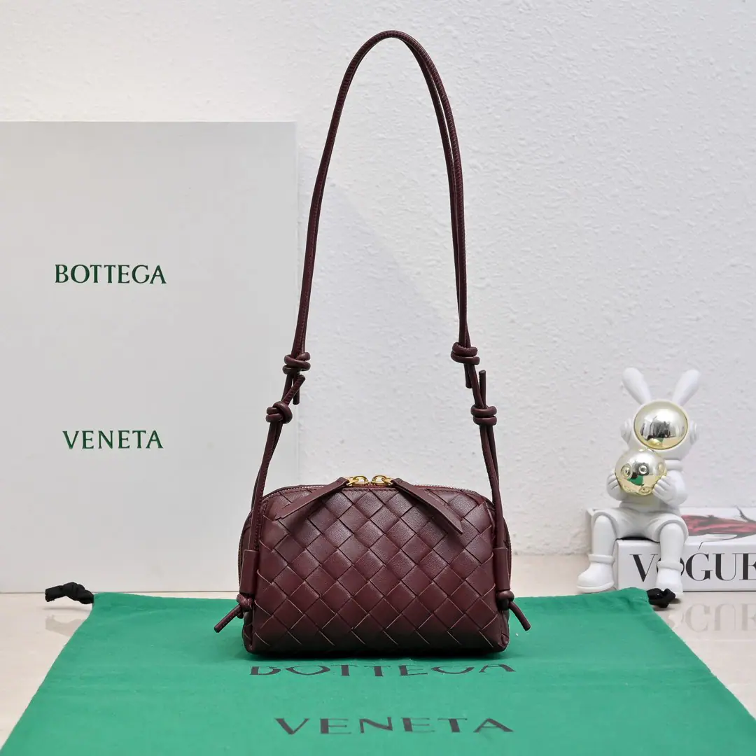 #BvNew paragraph Concert pouch I've seen the best mini-bots that can be used. 🎈 It's classic. lntrecciatoWeaver process✅ With a cortex with a double-head zipper., Open your mouth. Easy to release, Slip free modem length at the shoulder belt knot, i.e.🉑️Slash/Armor! You can be a handbag again. Little body. It's a big capacity. That's a good one.！The key is still on the table.！Come on.@Sisters come in this little, beautiful little bag. 👍 Model: 4258 Dimensions: 18.5*11.5*8.5
