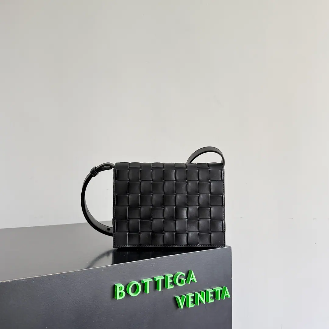 Orto MessengerIt's really hard not to love a bag like this.🖤 Looks like a...CassetteBut it's not really it.～Inheritance.BVClassic knitting process, This one.Orto MessengerFong is a good man., It's a man-man-man-man-man-man-all-man-all-time package.. Pick the little little twigs., Screw entire blocks, My body is full., Look carefully., No extra markings., It's a very light weight., The button switch is more secure.👍🏻 Wide enough to adjust the long shoulder belt, Single shoulder./Slash Free Switch. Full capacity., Cell phones, Card, The little things are gone., - I'm on duty., Weekend travel., It's a good fit for a short drive.. Paragraph: 876364 Dimensions: 21.5*15.5*5.5cm