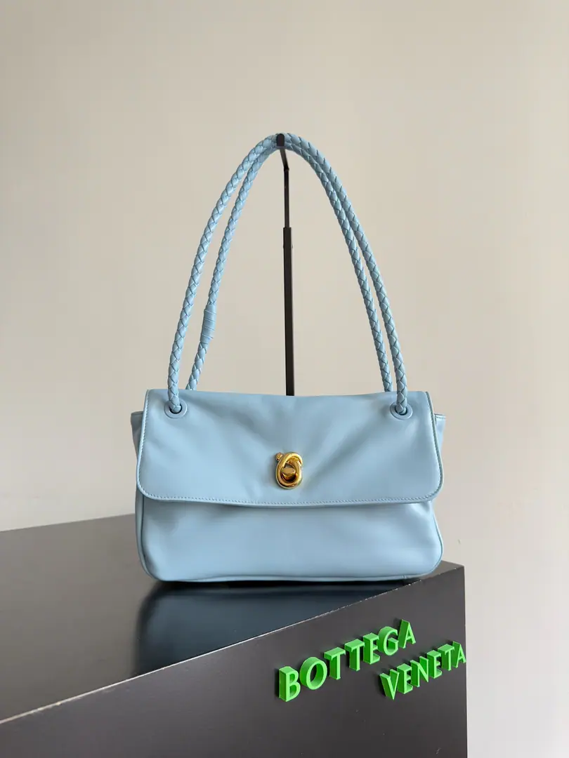 Bottega VenetaNew paragraph Madison Bags, We'll sew the retro and Mordon into the design.✨ Classic. BV Elements——Weaving shoulder belts, It's made out of fine craft., A symbolic gold twisting lock., The low profile is so noble.. One shoulder., ♪ The loose and the stylish ♪～Flip+Gold twist the locks., Details control ecstasy.！Flip Design, Not only does it add the resonance of the handbag., It also provides safer protection for the items.. It's a perfect wrapping size., It's not too stupid., And you'll be able to meet your daily needs.. BV New paragraph Madison Handbag., It's not just a fitting., It's more of an extension of your fashion attitude.. Come and get it in the bag., Start a new chapter of fashion for you.！ Paragraph: 836296 Dimensions: 27*16*6cm
