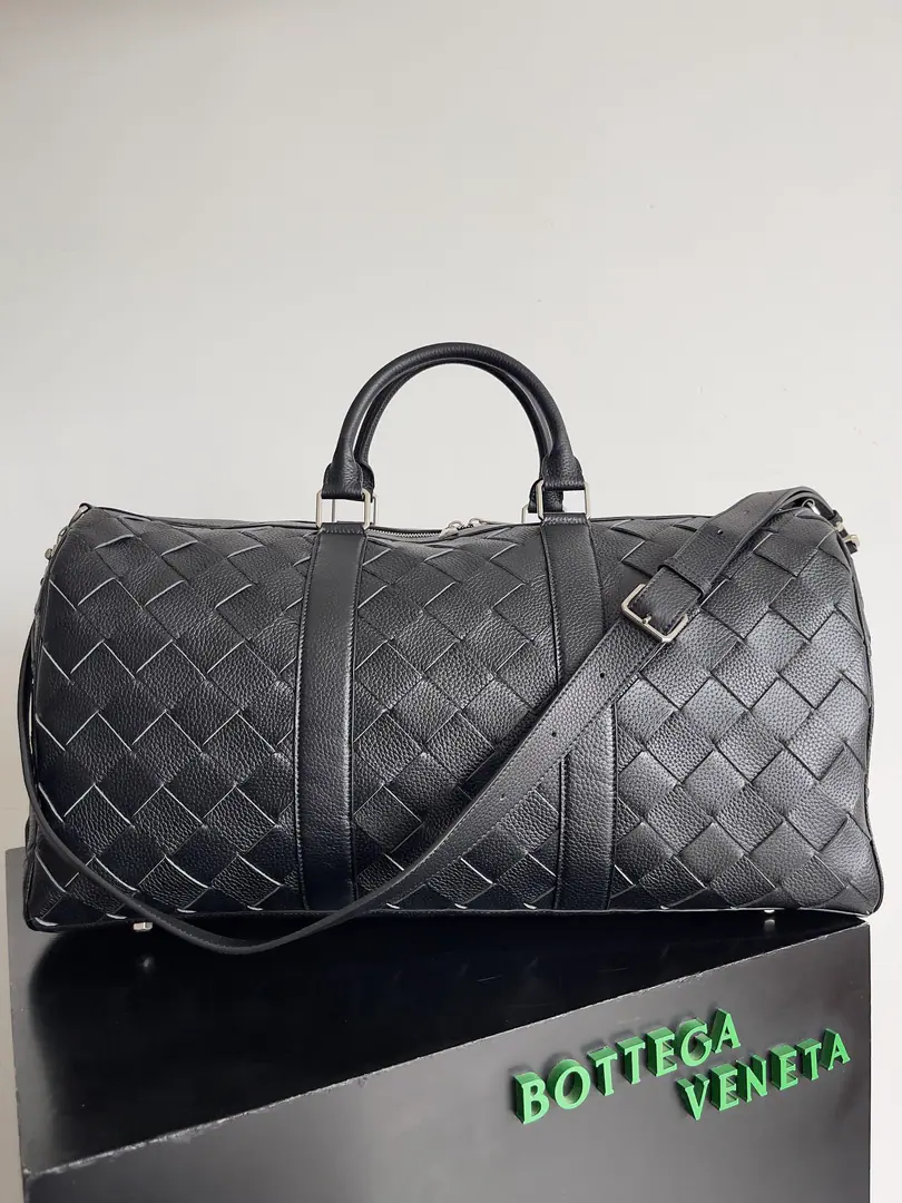 BV-Travel bag The male and female travel belt is so beautiful., It's so qualitative.. Completely hand-woven, Cow leather., Single shoulder., Hands., You can slash it.. One pack of three., You know, a family party or a little exercise., That's all I can carry.. And one of the weights of this bag is very light, too., It's a very light weight in a bag.. Paragraph: 795287 Dimensions: 50*27*24cm