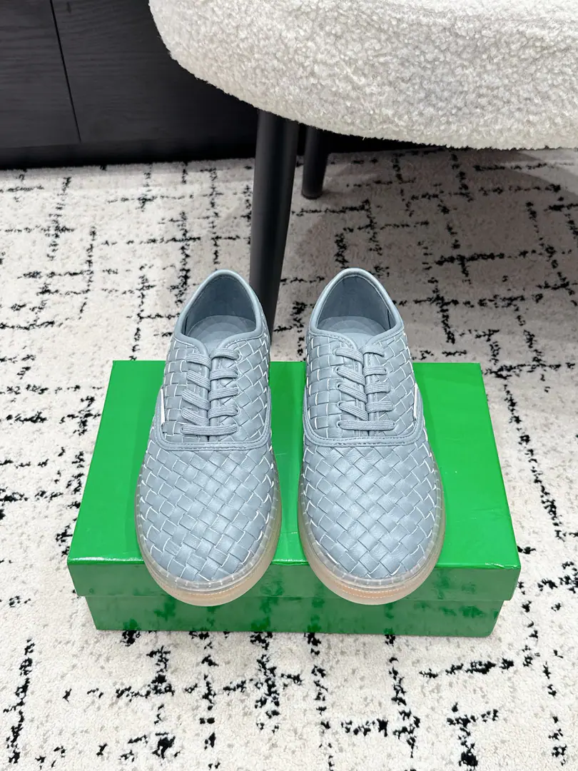 Men+10 Bottega Venet* 26/ Hand-woven couple shoes. BVMarkerIntrecciatoHand-woven real self-carried advanced filters！All four colors are in the middle., No mistake in picking anything.. The delicate skin of sheep weaving hand-made texture is so qualitative., Janey with a leisure version, The soft feet are light and not tired.. Very simple and low-key Italian style, With a suit., Tsk., Even the dress fits., Spring and summer are a relief., The crowd is not gonna touch the money., You can't hide the details without a low profile.. ✔️Fabulous.: Water-washing canvas./Little sheep's skin. ✔️Uchi.: Lamb skin. ✔️Otsumi!: Original version to open ✔️Size: 35-45（Women40 41 42 Men39 45Do it.）
