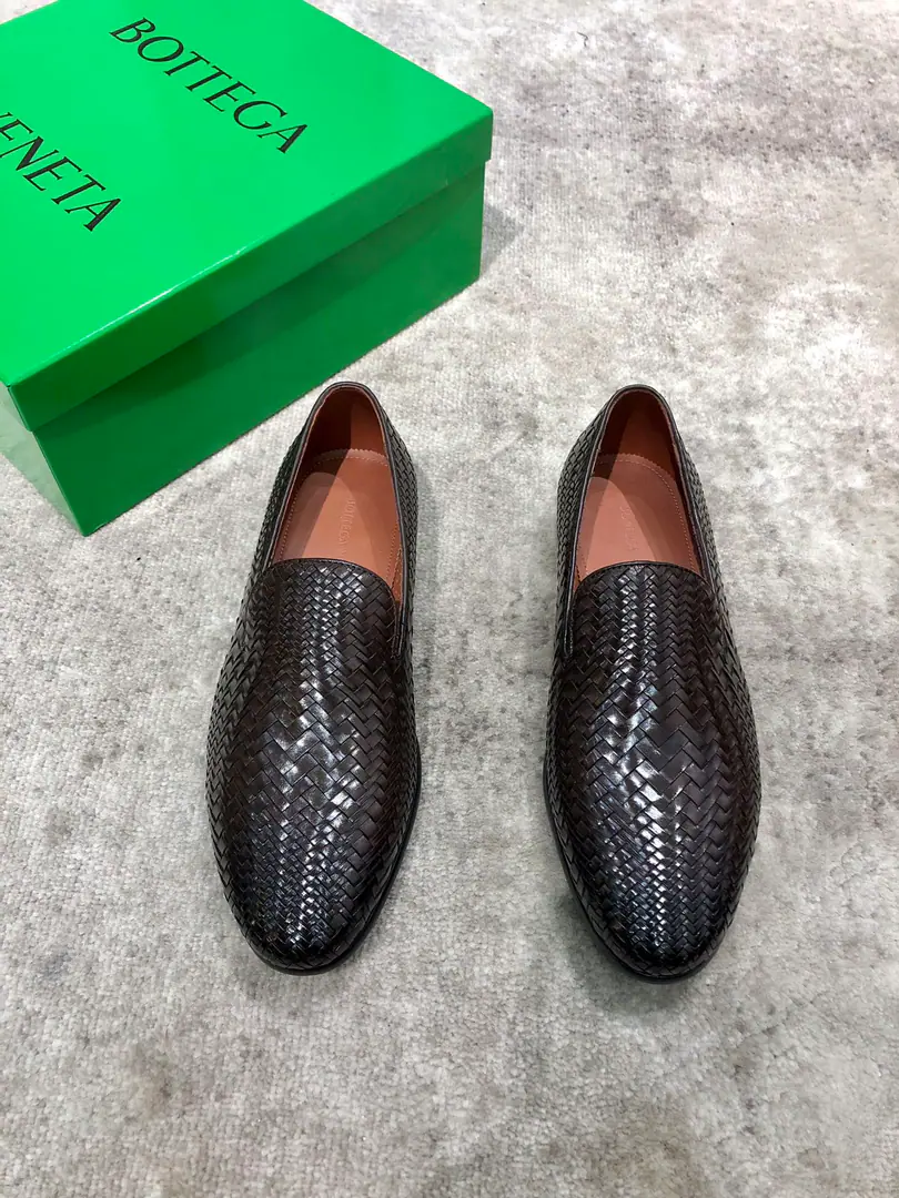 Bottega Veneta BVMen knit commercial leather shoes., Skins of cattle weaved on the shoe., In the soft sheep's skin., That's a big one., Standard Code38-44（45You're gonna have to do it or not.）, Current