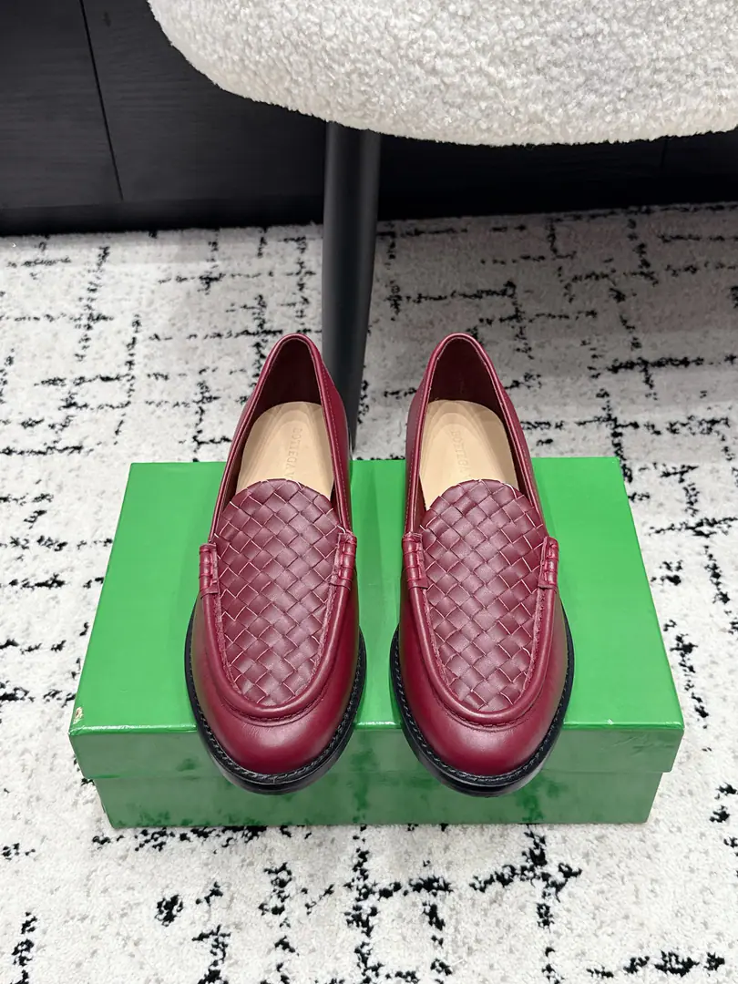Bottega Venet* 26/ ♪ The early spring ♪ ♪ Weaving the head and the shoes ♪ BVWeaving head single shoes, The stylish sister's shoe cabinet just needs it.！Classic knitting process with a sense of excellence., The design is old and thin., Softly, softly, softly, with a good foot., You've been wearing it long enough., The commuter party is ecstatic., Multi-Currently Optional: Milky white./Wine./Dark Brown/Black/Gwang-jin., It fits all the suit.. You're dressed up nice at work., Every day, you wear a casual fashion., A pair of them'll take care of the commute., Date, Day, Close your eyes and don't step on the thunder.！ ✔️Fabulous.: Special Materials Handweaving ✔️Uchi.: Lamb skin. ✔️Otsumi!: That's a big one. ✔️size: 35-42（40 41 42Custom without re-offer）