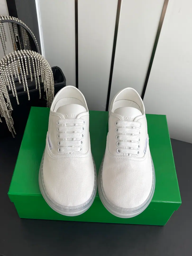 🏧𝐁𝐨𝐭𝐭𝐞𝐠𝐚 𝐕𝐞𝐧𝐞𝐭𝐚The new one for the Fluttershy. Transparent Bottom The canvas and the leisure shoes. This is a classic recreational canvas sneakers for the butterfly family. The main one is a very simple, new, loose wind.👍Shoe-faced materials and impact designs The shoe is a white-white-black tarpaulin. Shoes. Sidelines are stung with deep green leather. It's a clean, saturated, saturated color. Side sew small metal knitting, label Low profile mark name It's not exaggeration.logo Concord.BVLow-end advanced design language TransparencyPVCRubber soles The side bottom has a gradual light green dizziness effect. It's very perceptive. It's light and it's not heavy. It's the most visible design point for the whole pair of shoes.. Codes: 35-41（40 41Make a reservation.）
