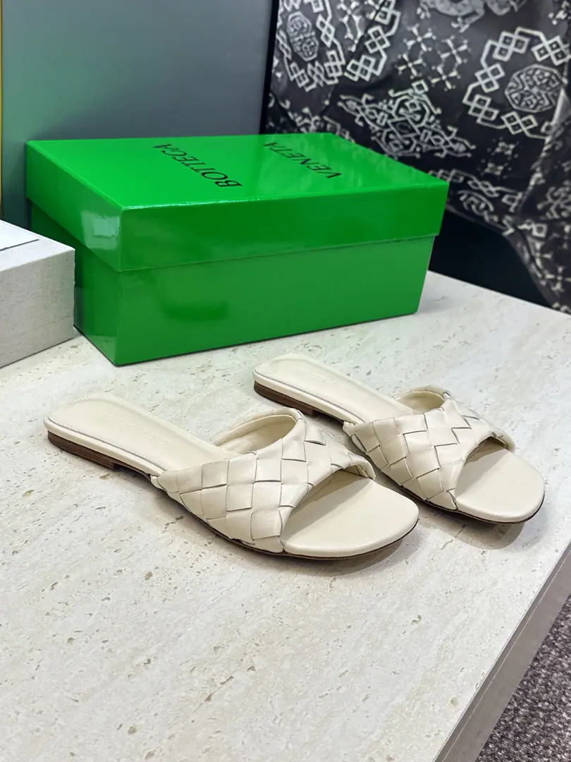 Plant prices Bottega Veneta The Fluttershy.2026Spring and summer weaver sandals. BVLetterlogoThe sandals on the bottom. Material:I'll import a cow's skin on my shoe./Import of metal cow skin+In the skin of the watered cow.+Italy is a big-ass country. Size: 35-42(40.41.42Custom without re-offer）