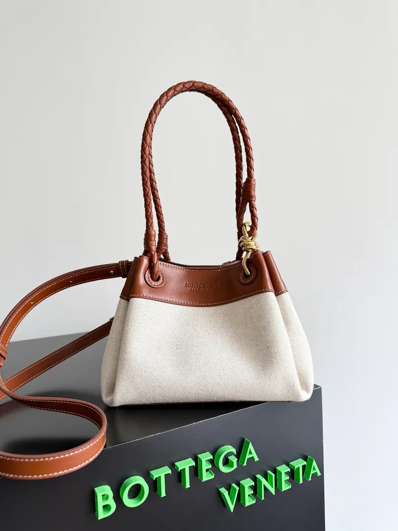 BOTTEGA VENETAThe Fluttershy.25Ms. New.PARACHUTEWe're in the bag.✨✨A very summer bag., The canvas itself gives a sense of ease and laziness., It's a good feeling to wear a simple pair of canvass for a day's trip., This parachute returns to the design using the leather sculpt., ♪ With the old money ♪, It's a moment of greatness., It's a regenerative and luxurious celebration.🥂The handle on one side is connected with classic rope metal., And it's got a very bright little stylish stubble in the whole bag., Same thing with a disassembly long shoulder belt., It's easier for the sisters to unlock more backs, depending on their needs. Paragraph: 826220（796569） Dimensions: 21*17*16cm