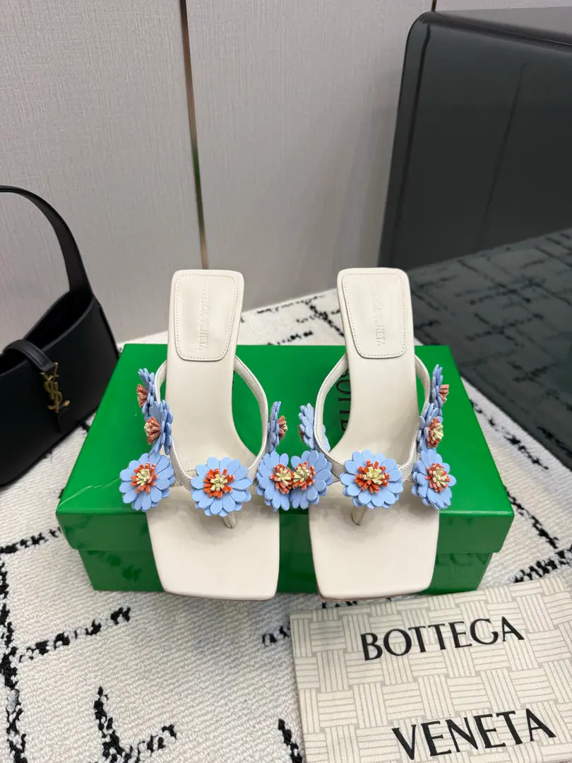 Top-level high-end version Repurchase Quality BottegaVeneta2026ssShoes.. BVThe money's a big deal., ins&Little Red Books are super-hot.！The upper foot is so sexy.！It's so beautiful.！There's a reason to get a fashion wind., The comfort of being trapped. It's not heavy, it's not tired., Original custom fabric Compare market top version. This big knitting shoe is so sophisticated.！You're a good-looking, fairy. It's a fashionable and design-oriented thing. And they're all very, very well worn., Especially with a skating tape cushion on the bottom of his heels., It's practical and qualitative., It's a good job for a working family.💃🏻 Comfortable design with inner courage. It's a great design. One of them is a personality. The tide of the monolith. Use Italian skin. Bio-plastic process Slippery comfort. He's tall.: 5cmand9cm Codes:35-39（34.40.41.42.43Do it., No, no, no, no, no.） Packaging: Top-level high-end package