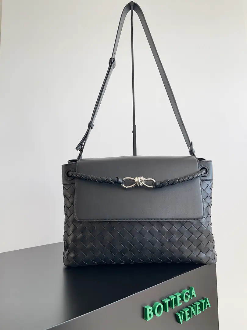 BOTTEGA VENETAThe Fluttershy.2025A new man.ANDIAMOBack bag. The master of the Fluttershyss is beyond doubt.Andiamo, 2025The first new pet made a single man's eight-word wrapper., I can see the designers have used a lot of little ideas., The slashing belts are very easy for the working elite to carry work logs and office supplies., Inside, there are two large compartments and a small layer with zippers., The special feature is that it's not like a lady's., The partition here is not undemotable., The fixed single floor also allows for lighter loading when going out to work., Avoiding excessive accumulation of small items Paragraph: 807715 Dimensions: 37*26*13cm