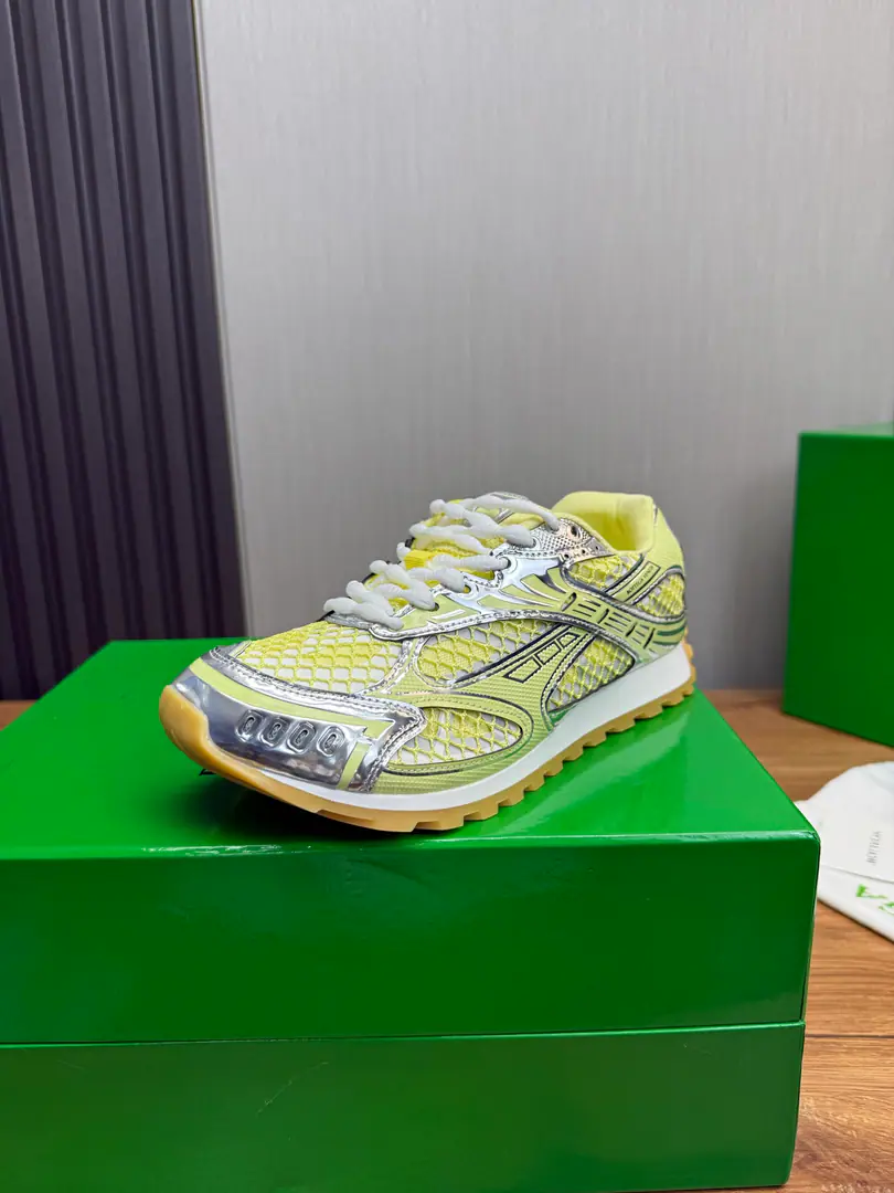 Plant BVTop Version𝘽𝙊𝙏𝙏𝙀𝙂𝘼 𝙑𝙀𝙉𝙀𝙏𝘼 OrbitSports shoes Wang Yi Bo Same paragraph Lover Daddy's shoes.🩷💚 RunnerSports shoes, Use of light technology web-based fabrics. Design rubber for the outside with geometric patterns. Recognition of package processes❕High-Video Out❗️ Very.nice, - You're a man of play.✔️ Matching💯💯 The wide background chooses the colorTPUOtsumi! Female 35-41 （40 41Custom） Men39-46（45.46Make a reservation.） Configure original packaging