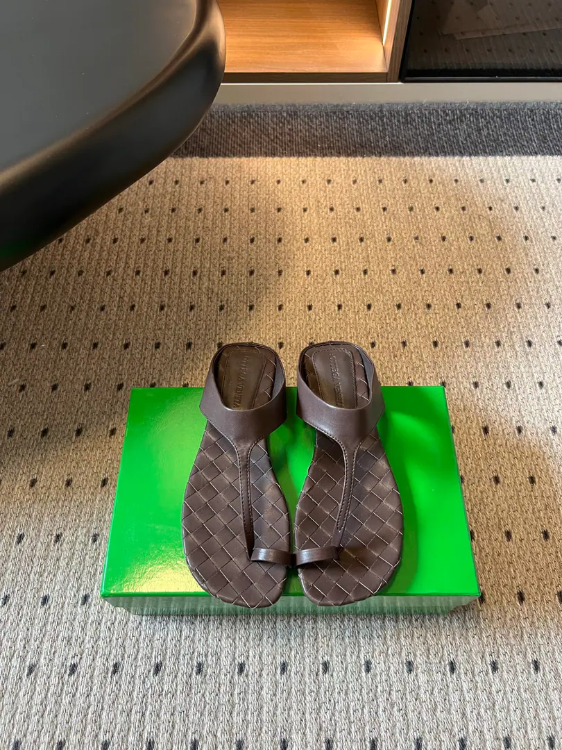 Bottega Venet*BVSummer's new toes are flat. ♪ The summer mood of the ancient arts ♪, The whole shoe is hand-woven., BriefTA toe-set foot set., Low-saturated, multicoloured, gentle looking.. It's a linen dress., Big leg, loose pants., Short jeans., A beach vacation., I'm shopping everyday., Tea is always good for the afternoon., It's easy to build a slubber and a simple mix.. Shoe.: Bullskins. Uchi.: Hand-woven cattle skin Otsumi!: The Italian skin is a big shot. size: 35-41Code（40, 41Code custom is not to be changed）