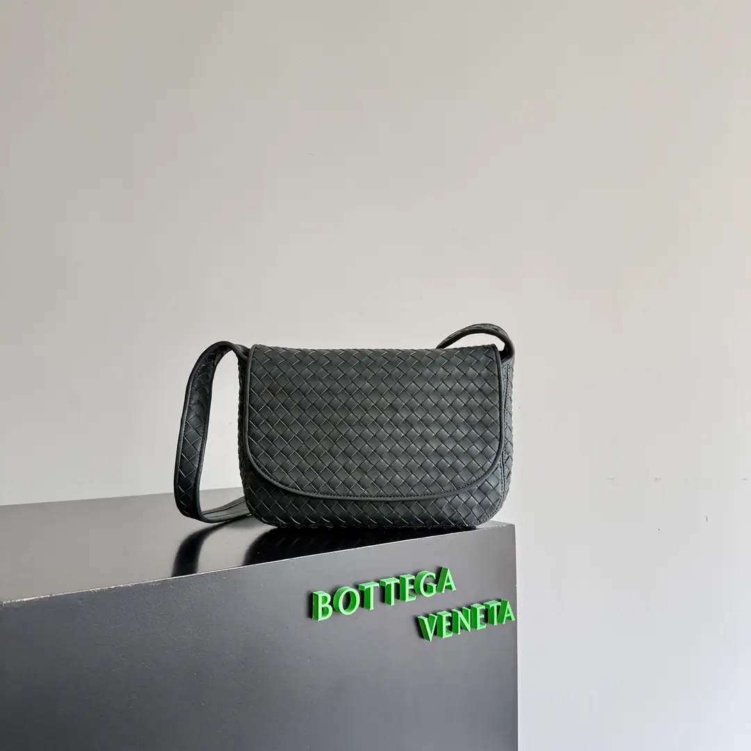 BOTTEGA VENETA2025NewVenetoRoll your backpack. The zipper was changed from the previous zipper to the cap design., It's safe and fashionable., And the money is more men's., Girls love it.❤️But the zipper's still in the system.. Not only is it comfortable, but the atmosphere is still stable., It looks more leisurely., It's for a variety of commercial recreational clothes.😊Add sex with sex, Make the suit more complete.. Weavers look older than old money., And did roll-by-hand processing.. It's for shopping., It's a routine scene like telecommuting., It's cozy and it's so good.！💼 Paragraph: 843836 Dimensions: 26*18.5*5cm