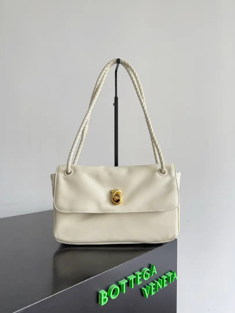 Bottega VenetaNew paragraph Madison Bags, We'll sew the retro and Mordon into the design.✨ Classic. BV Elements——Weaving shoulder belts, It's made out of fine craft., A symbolic gold twisting lock., The low profile is so noble.. One shoulder., ♪ The loose and the stylish ♪～Flip+Gold twist the locks., Details control ecstasy.！Flip Design, Not only does it add the resonance of the handbag., It also provides safer protection for the items.. It's a perfect wrapping size., It's not too stupid., And you'll be able to meet your daily needs.. BV New paragraph Madison Handbag., It's not just a fitting., It's more of an extension of your fashion attitude.. Come and get it in the bag., Start a new chapter of fashion for you.！ Paragraph: 836296 Dimensions: 27*16*6cm