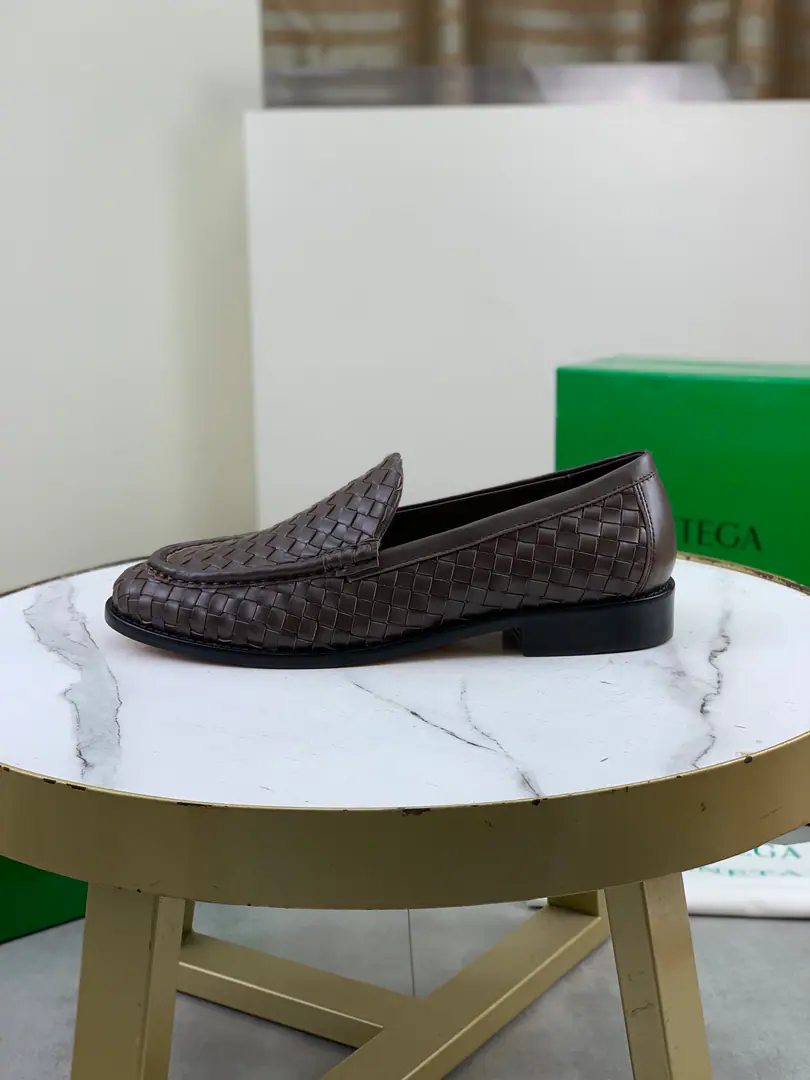 Plant prices Top Quality（That's a big line.）💎💎💎 BOTTEGA VENETAThe network is synchronizing the latest money. Top-level market top versionBVBusiness shoes, Accept material matching Shoes comparison Process Comparison It's practical and qualitative.·It's a lot of things., The more you look, the more you smell.. Pure hand-weaving process Shoe-faced material, Import original hand-weaved cattle skin Quality water in the inside. The original custom custom is a very big hand job. Size: Women35-39（34 40Do it.）Men39-44（38 45Do it.） OriginalBVGreen Box, Full package.
