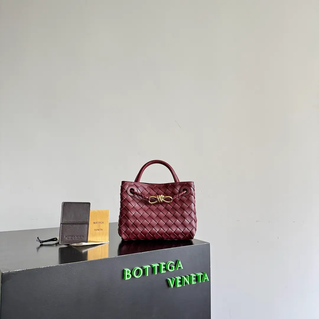 I've been waiting for you.Mini AndiamoFinally!🤩, Use classicIntrecciatoWeaver process, It's a soft match.NappaLamb skin., Feels like clouds.☁️, The landmark mussels are wired with metal buttons., It's a low-key pen.✨, It's expensive to look at without a word.. The commuting suit makes a good air., It's a free-flowing set and a loose atmosphere., The little handheld is so beautifully designed., ♪ Slash and second to sex ♪～It's worth it., This one's got a little gold card., And have a set of cards that you own., Isn't that a disguised package for a large bag?, There's a surprise coming down the two-dimensional code on the scan.🥰. Paragraph: 874957 Dimensions: 20*15*9cm