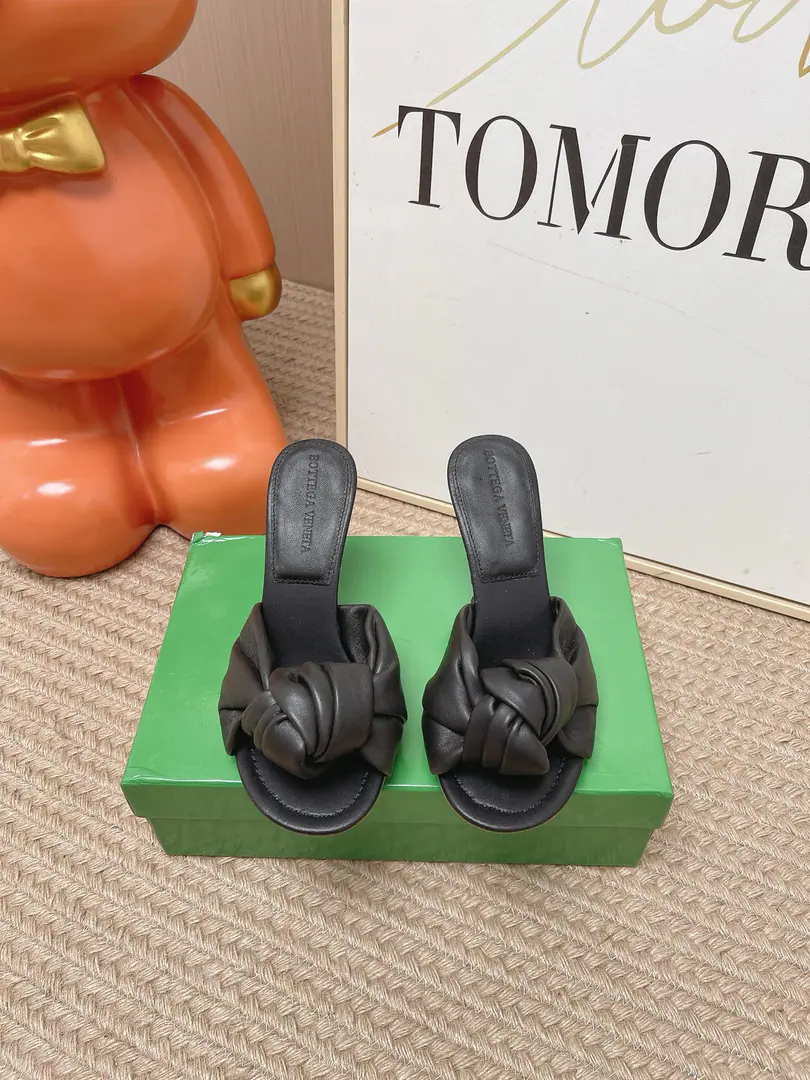 Top Version Bottega Veneta｜​​BVIt's a real Pinnius.​​ 🍷BVThis wine is a very cold twist., Use a good sheep's skin., Soft and long-lasting.. The shoe face twister design is so classy., It's a stylish and a bunch of stylish.✨. Flat design, It's so cozy., Slip-proof rubber soles, Inside and outside.OK！The wine and red is elegant., You can wear casual pants., Spring and summer are out of town., Holiday., It's perfect for commutes.～ Shoe.: Fashion. Uchi.: Lamb skin. He's tall.: 9.5cm Italian skin. Codes: 35-41（40.41Make a reservation.）