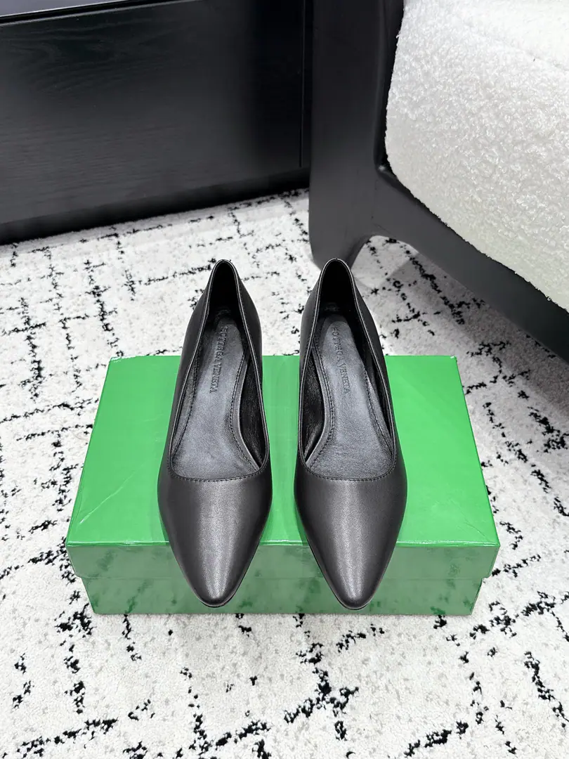 Bottega Veneta26/ New paragraph Brief Cats and heels. A stale, stunned design., Perfectly modulated feet., The upper leg is a fine foot., Just pull the legs off., The air is full.. The very simple shoe line is not extra decorated., I'll put my high senses in my bones., Low profile and expensive., It's a totally professional attack.. It's easy to fit into all the styles., Whether it's a simple-looking suitor or not., Or a city-class Quality-Assorted beauty., These shoes are perfect for your taste.. I'm gonna close my eyes and get my hands on the money., - Morning., Just put it in your shoe cabinet.！ ✔️Shoe.: Lamb skin. ✔️Uchi.: Lamb skin. ✔️Otsumi!: Italy is a big-ass country. ✔️He's tall.: 4cm ✔️size: 35-42（40 41 42Custom without re-offer）