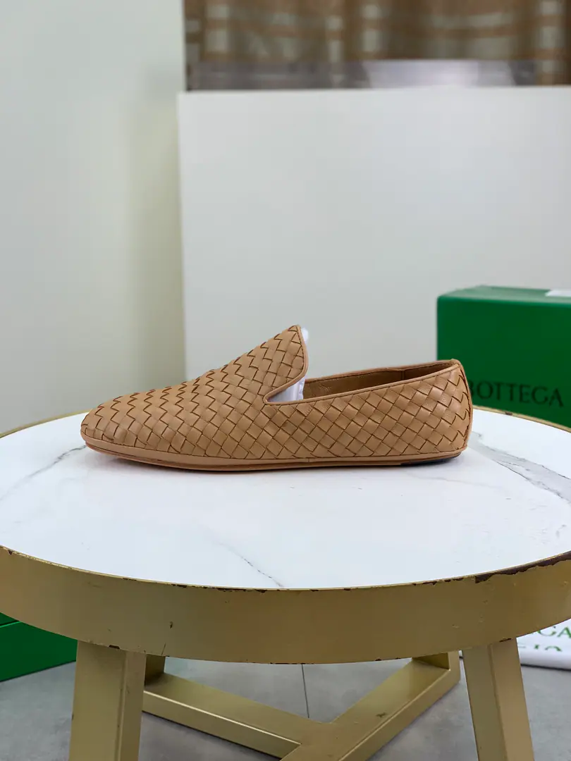 Plant prices Top Quality（That's a big line.）💎💎💎 BOTTEGA VENETAThe network is synchronizing the latest money. Top-level market top versionBVBusiness shoes, Accept material matching Shoes comparison Process Comparison It's practical and qualitative.·It's a lot of things., The more you look, the more you smell.. Pure hand-weaving process Shoe-faced material, Import original hand-weaved cattle skin Quality water in the interior to dye the skin of the sheep The original custom custom is a very big hand job. Size: Women35-39（34 40Do it.）Men39-44（38 45Do it.） OriginalBVGreen Box, Full package.