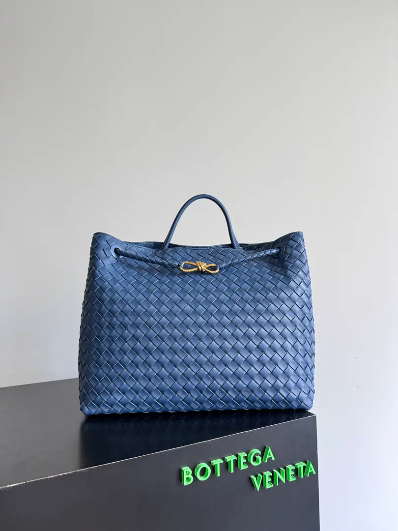 The same bag that stars love lately., Advanced and practical., Yang Jae-jun, Kim Nam Joon., Ibururan., Leah., Sun-chi!, Oh Chik, Du-hwan!, Maui-Sung., The white lilies are all on their backs.Bottega Veneta Summer seriesAndiamoHandbag.. AndiamoA simple structure., Line Circle, Everything.NappaLeather made, Comfortable and moving., To add a sense of everyday life., It's easy to match the various things.style. AndiamoThe handbags are small., The medium and the large are the three dimensions., There are many colors to choose., It's a different thing., You can carry it on a daily basis or on a side event. Paragraph: 743575 Dimensions: 45*22*34cm