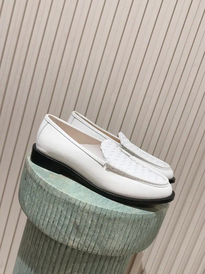 Top Version Bottega Veneta/BV F 2026ssNew one is hand-woven. AstaireLeFlell Shoes. Original-to-one approach Another trend in the current state of mind. The ceiling.！It's the most all-colored. Finely flat The fabric. Same color and skin. Design with heart Never. It's cozy and durable. The shoe-faced line is a car with an Italian computer. - I'm doing a little work.💯 ✔Shoe-faced material Importing cow skin Handweaving ✔The foot of the mat is a sheep's skin. ✔I'll use the original to open the screen. That's a big deal. ✔Shoe bags are covered with glue.logoProcess Market top ✔Use thermomelted stylist. Back up. Easily bounce without change ✔Codes: 35-42（40 41 42 Custom without re-offer）