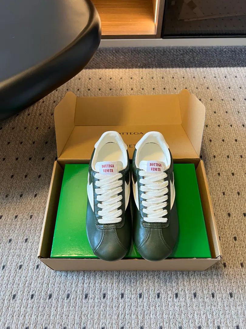 Top Quality Bottega Venet*BVThe new morning and autumn regenerate and refreshment shoes. A low-profile, high-level atmosphere with a softly re-reading ancient culture., Sides of a light colored block that spelt into the atmosphere., The white stripes are a hundred times a day., The shoe tongue label details are very low profile., The whole version is easy to read., No extra plethora of designs.. Very simple regood-style combination low-key impact design, ♪ To abandon the preposterous decorative master of quality ♪, You can't be so quiet about it., I'm gonna be easy to keep up with the routine., It's a classic shoe with a regular foot.. Shoe.: Importing cow skin Uchi.: Lamb skin. Otsumi!: Original version to open size: 35-41Code（40, 41Code custom is not to be changed）