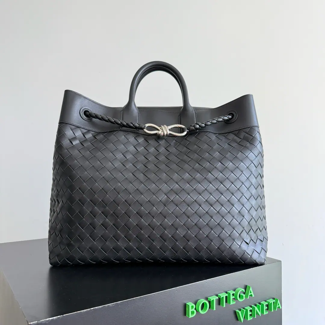 Bottega Veneta 2026New paragraphAndiamo Voyager You recommended this low-profile, luxurious creature for the big bag you've been looking for.！It's not so much as a good job., I'll take care of the day stuff., The weekend trip.. Neutral style, Designed for modern urban women and men, Weaving leather soft and durability touch, Adjustable to unwind slanted shoulder belts, I mean, whether it's a business meeting or a city adventure., You're in control of the whole place.. It's a single thing that can be accompanied for long., It's worth it.！ Paragraph: 827066 Dimensions: 43*39*20cm