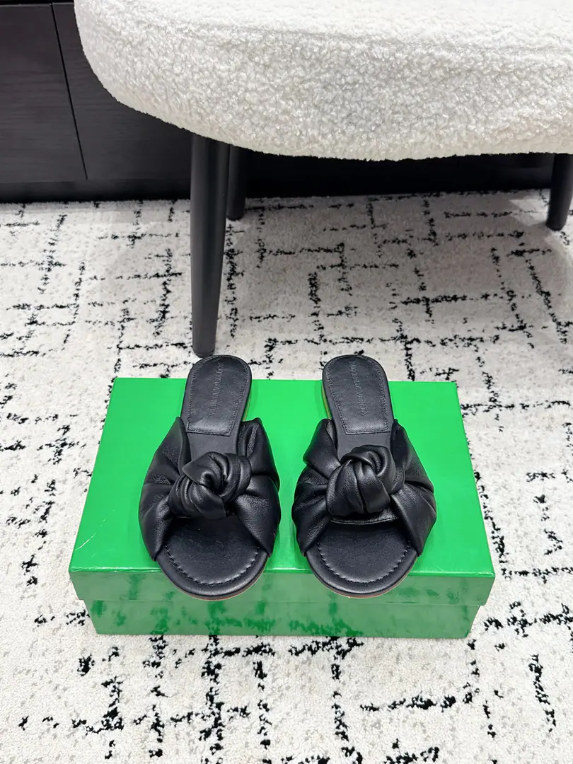 Bottega Venet*26/ Summer New Money tore Muller into a cold. A laziness and a fine touch., Welding the loosely gas to your feet with a symbolic twist of knots to brighten your soul., Soft materials are naturally interwoven on the shoe., No extra decorations., But with a sharp line and a soft contour., And I'm going to show you a little bit of a low profile that's unique to the brand.. A variety of low-saturated color-adaptation features are adapted to different patterns., From daily commute to leisure time., It's easy to be a good spot.. And a pair of self-carried laxity.buff, The combination of dreary legs is a casual French laziness., With a simple dress and a second to become soft and sturdy., Even a cowboy's single item can hit a fancy spark., Easy to squeeze different styles.. ✔️Fabulous.: Lamb skin. ✔️Uchi.: Lamb skin. ✔️Otsumi!: That's a big one. ✔️size: 35-42（40 41 42Do it.）