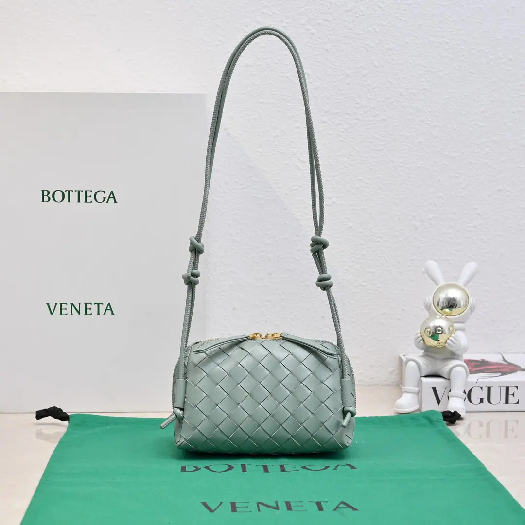#BvNew paragraph Concert pouch I've seen the best mini-bots that can be used. 🎈 It's classic. lntrecciatoWeaver process✅ With a cortex with a double-head zipper., Open your mouth. Easy to release, Slip free modem length at the shoulder belt knot, i.e.🉑️Slash/Armor! You can be a handbag again. Little body. It's a big capacity. That's a good one.！The key is still on the table.！Come on.@Sisters come in this little, beautiful little bag. 👍 Model: 4258 Dimensions: 18.5*11.5*8.5