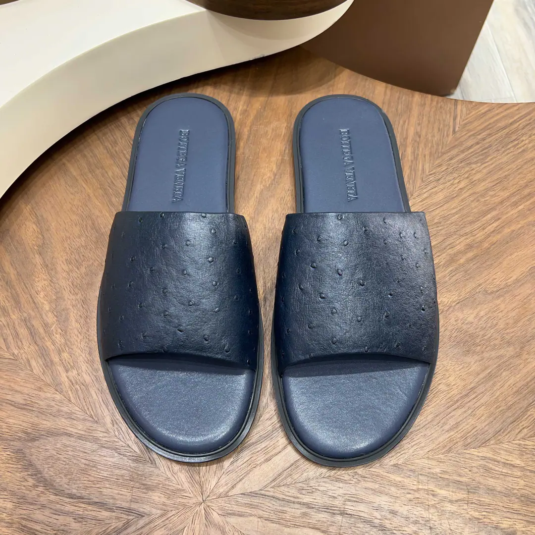 【BV】 Size: Men39--44（38.45.46Do it.） The Fluttershy.2026Spring cabinet synchronisedBottega Veneta BVA soft-fright-fright-fright-wow man slippers. BOTTEGA VENETASame quality., Select Ostrich Skins, It's delicate, sophisticated and dutiful. A simple word for broadband design, Nice and impressive., Low profile luxury. Base level slides down., The shock is comfortable., I'm not tired of walking. ✅ Black/Brown./Ash/CHOI Ching4Colour Optional.