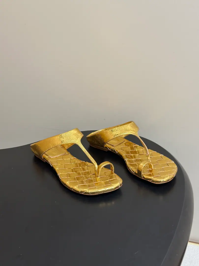 Top Quality BOTTEGA VENETA The Fluttershy. 2026Summer New Money BV Livia The toes weave the sandals with the toes on the bottom. ClassicIntrecciatoHand-weaving mythology, 12mmSoft and bottom height, ♪ Step on the loose ♪. The head is a very simple line., Low-saturated leather with a lot of gas.！Daily commute, It's all right for vacation., Low profile.logo, The quality is the best sign.！The beautiful fairy slippers are here.💥The money's gonna be tied up with Muller.！The delicate import is so soft and the skin is so strong.！Fine twisting decorations Jane is a very valuable man.！Low heels aren't tired., It's a steady walk.！Spring and summer just needed a single.！You can put on any dress., The pants are so emotional. The rich family is so full of slobber and slobber.！The Fluttershy. Bottega Veneta For every woman who walks around.. Shoe.: Customize weaves of cattle skin Inside, put your feet on the inside.: Bullskins. Shoes under the sole.: The Italian skin is a big thing. Codes: 35-39(40.41.42I'll make sure I don't change it.)