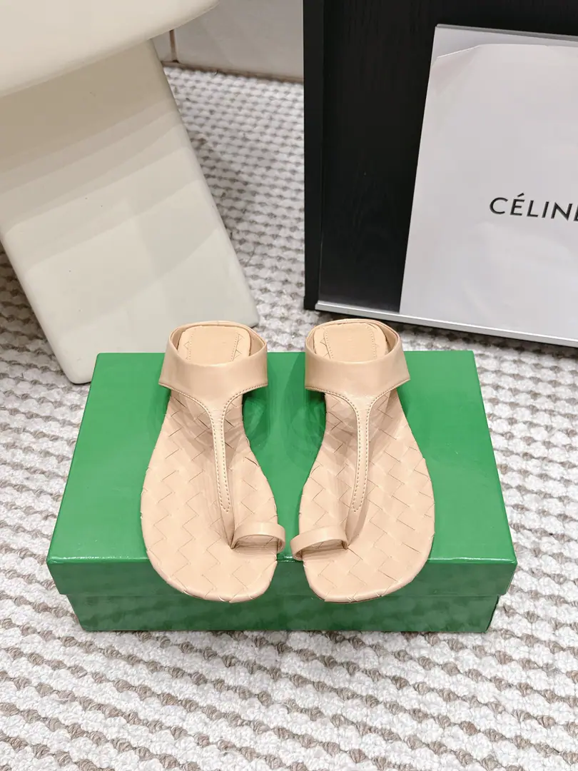 Requisition level Bottega Venet*BVSummer's new weaving and toes and sandy tows. Bringing up the loosely ancient style, The classic knitting road is full of shoes., BriefTType-button design, It's a nice, smooth, stylish foot., Low profile, high-level, lazyness.. With cowboy legs., A half-clothed dress., Rhythms., The holiday is a perfect match for the dress., I'm shopping everyday., A beach vacation., A coffee shop., It's a good thing to go out for a short trip.. Shoe.: Bullskins. Uchi.: Bullskins. Otsumi!: Italy is a big-ass place. size: 35-42Code（40.41.42Code custom is not to be changed） He's tall.: 1cm