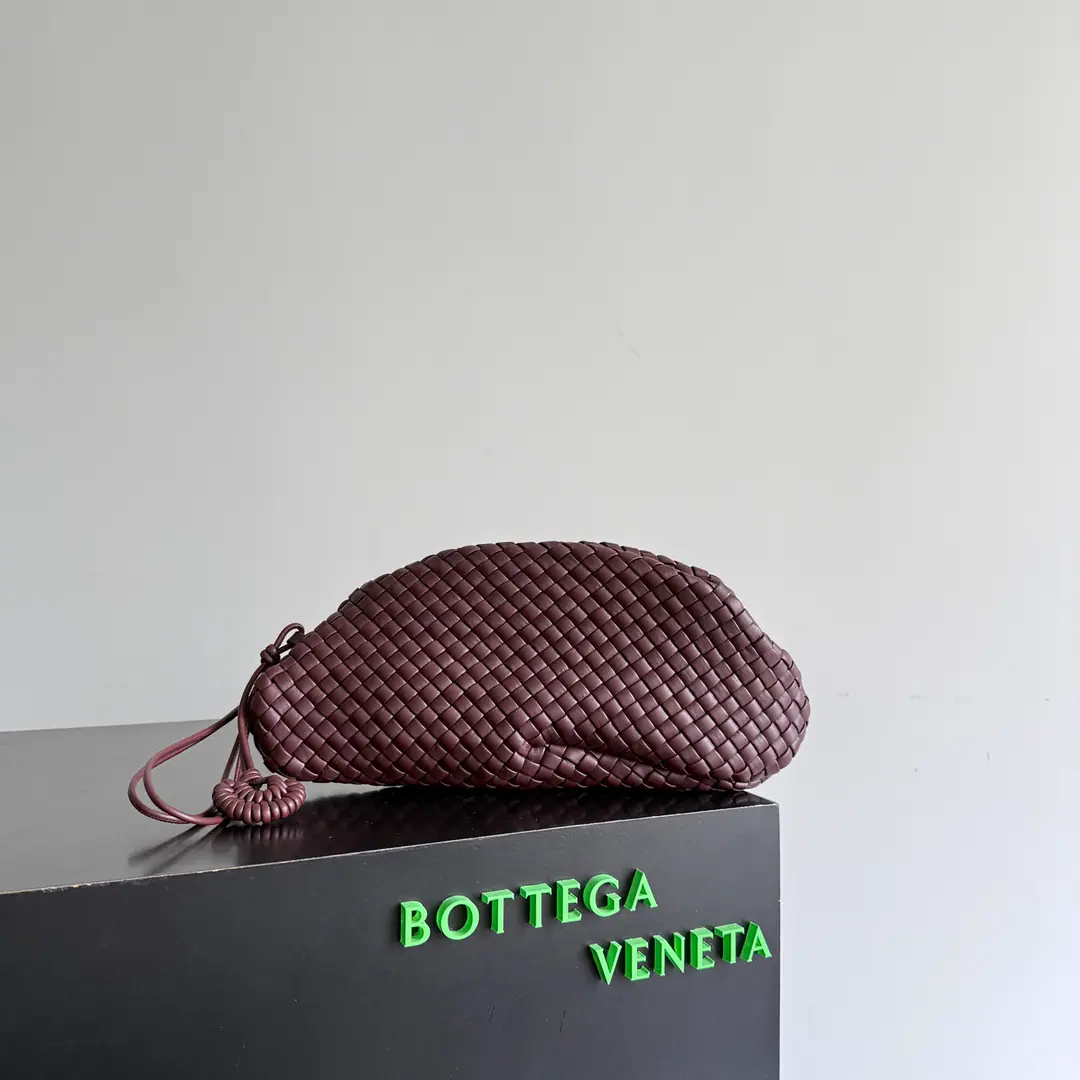 Bottega Veneta Show money.OndaHere comes the bag with the hand.🥳！2026Summer New Money, Use classic Intrecciato Weavers shape wave-like shell shapes, And in Italian, the waves.（onda）Name of the word, Through the art of interpreting romantic poetry from the ocean.. The bag is soft.NappaThe skin of the lamb is weaved., The contours of the circle are shaped by the cushioning process, Touch it.QQThe bullet is strong., Top is for invisible magnets., I'll wear a little wand and wristline.😎Cell phones, I can easily load my daily supplies like lipstick.. Paragraph: 867352 Dimensions: 40*15*15cm