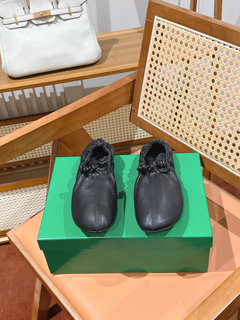 Top Quality Bottega Venet*BVSummer's new wrinkled and tight ballet shoes. A sense of a chilling atmosphere with a lazy heart., The round shoe with the shoe-side hand-wrinkled rope., Soft with the same type, The quality of the lazy class is perfectly interpreted.. The mix is very broad., A long knitting dress is soft and lazy., With broad legs, you're a little bit more airy., Daily commute, You can ride easy.. Shoe.: Lamb skin. Uchi.: Lamb skin. Otsumi!: TPUOtsumi! size: 35-41Code（40, 41Code custom is not to be changed）