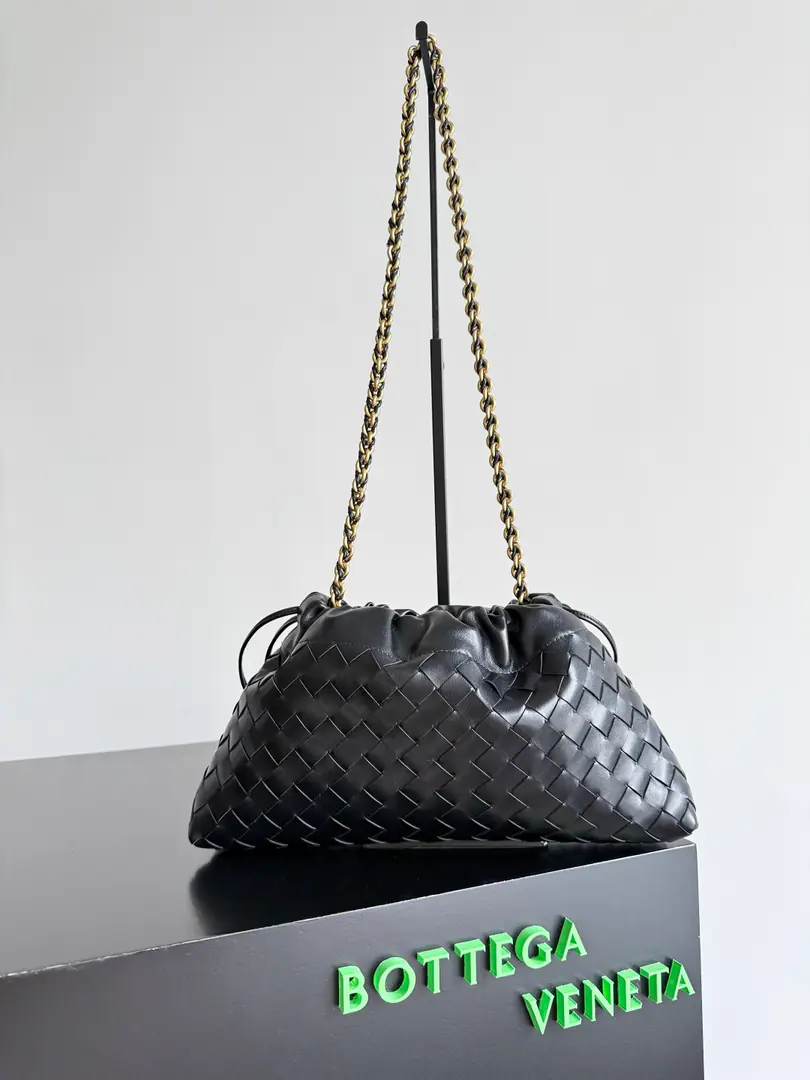 BOTTEGA VENETA 2025Ms. New.Dustbag NotteHandbag. It's always popular when it comes to the market.Dustbag- The chain clause.！！The handbacks remind you of the classic bag.Pouch, Light and elegant., The retained rope design allows the bag to be used as a armpit., Longer chains., It's a perfect match for the girls who like to free their hands and slant their backpacks., No matter what kind of back-up., You can change your back based on the occasion and the mood of the day.🪄🪄I got a wide-ranging package., It's the rainy season., The weather is hot., The bag can accommodate small umbrellas and water cups easily., The inside is nylon., And it's so easy to carry., It's perfect for summer. Paragraph: 839394 Dimensions: 33*19*8cm