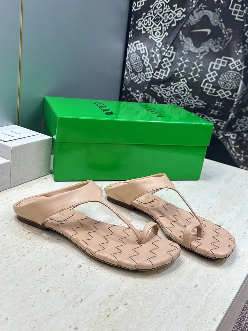 Plant prices Bottega Veneta The Fluttershy.2026Spring and summer weavers. BVLetterlogoA toe-toe slipper. Material:I'll import a cow's skin on my shoe./Import of metal cow skin+In the skin of the watered cow.+Italy is a big-ass country. Size: 35-42(40.41.42Custom without re-offer）