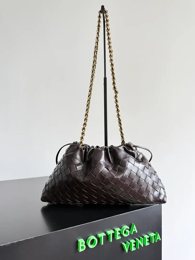 BOTTEGA VENETA 2025Ms. New.Dustbag NotteHandbag. It's always popular when it comes to the market.Dustbag- The chain clause.！！The handbacks remind you of the classic bag.Pouch, Light and elegant., The retained rope design allows the bag to be used as a armpit., Longer chains., It's a perfect match for the girls who like to free their hands and slant their backpacks., No matter what kind of back-up., You can change your back based on the occasion and the mood of the day.🪄🪄I got a wide-ranging package., It's the rainy season., The weather is hot., The bag can accommodate small umbrellas and water cups easily., The inside is nylon., And it's so easy to carry., It's perfect for summer. Paragraph: 839394 Dimensions: 33*19*8cm