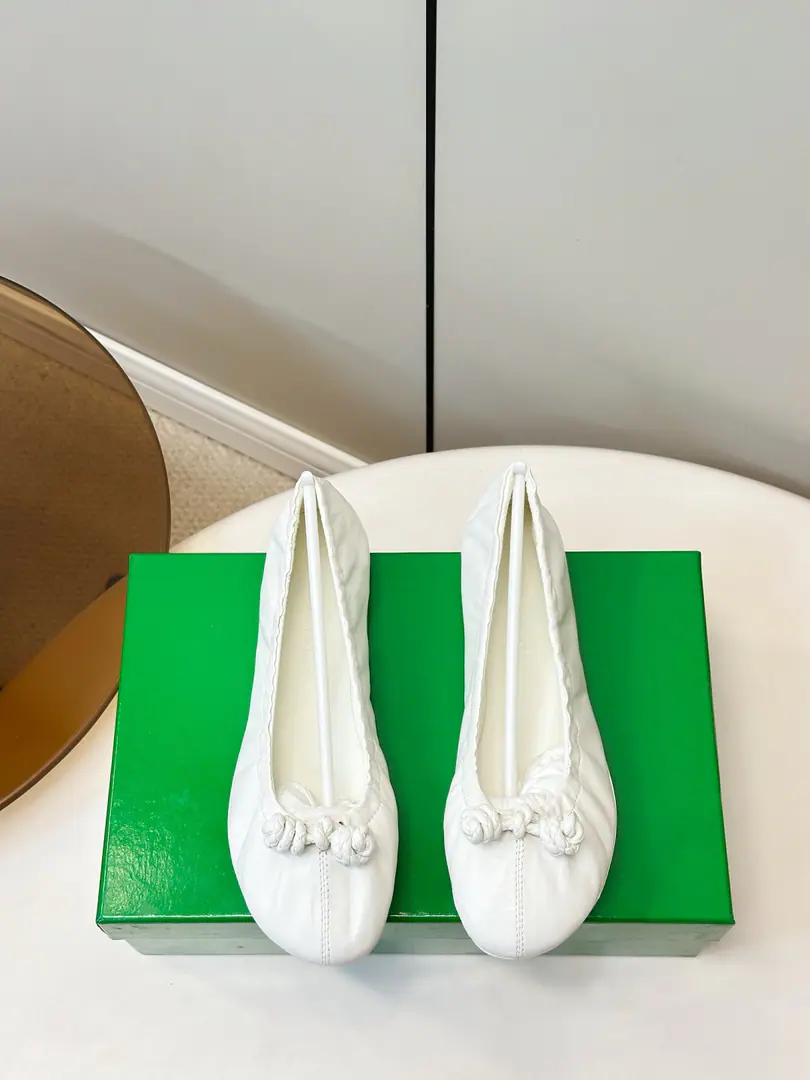 BOTTEGA VENETA ｜BV Fantasmina- Ballet shoes. Fantasmina Ballet shoes are inspired by dance beauty. Use Spanish lamb skin., ♪ Touches soft and smooth ♪. Hand-wounded ropes and shoelaces, Become a special visual light.. Unique stocking suites are fit-for-foot, The rubber soles are pelletsed with granular threads., Walk soft and smooth.. Soft and fashionable dress and trousers, I'm going to work or take a short trip., ♪ And it's easy to create a gentle and relaxed atmosphere ♪. Codes35-40（40.41.42Make a reservation.）