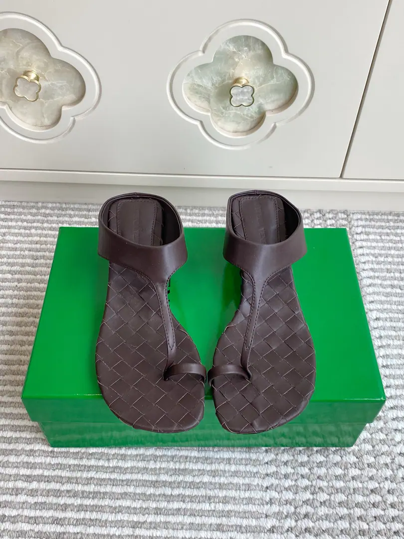 Batch 🐳BOTTEGA VENETA BV·Weavers with thick toes and sandals. MarkerIntrecciatoWeaving and shoe-beds., ♪ And the taste of the body fell ♪ TA toe-type.+No hindsight., It's a simple thing., ♪ On the upper foot, thin foot ♪ Round column thick and thick, Highly friendly, I'm not stressed out. Slippery leather., High-end colored. Import of sheep skin/It's a real piece of shit. He's tall.: 4cm size: 35-39（40.41.42Do it.）