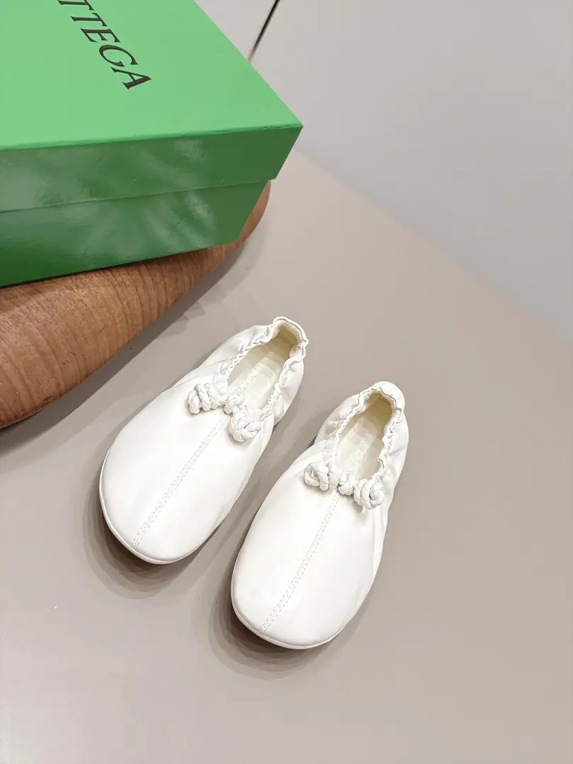 Get out of the factory.: 《Unique top version》 BOTTEG*A VENET*A26vsThe latest set of spring-roll shoes in the morning and autumn.…… 【Round head, wrinkled soles.】 The Jell-O are lucky., The Red Book is a big star.！- I'm so hot on my feet.！It's so beautiful.！This shoe has a great sense of excellence.！You're a good-looking fairy. It's a fashionable and design-oriented thing. Especially high because there's a gel cushion on the sole of the shoe that won't be tired for a day., With a sense of quality and quality., Don't be a good match for the last class., Soft Water, Take a rest.…… ❶Fabulous.: Original customized sheep skin ❷Uchi.: Original customized sheep skin ❸Foot.: Original customized sheep skin ❹Otsumi!: Original OpenTPUForm Bottom ❺Bottom: 1.0cm ❻Packaging: Original package ❼Codes: 35-39（40.41.42.Custom without re-offer） ☀Colours:Synchronise update of the network