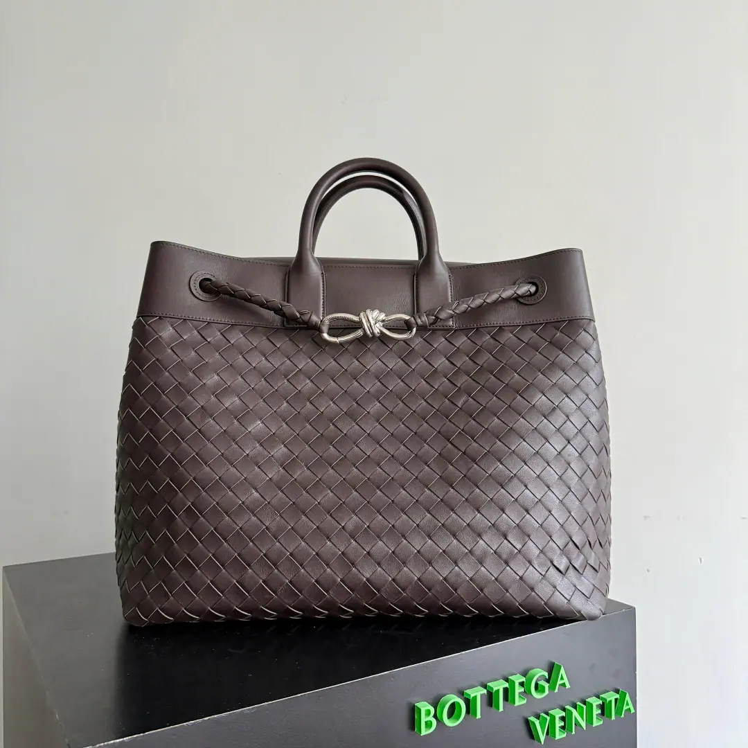 Bottega Veneta 2026New paragraphAndiamo Voyager You recommended this low-profile, luxurious creature for the big bag you've been looking for.！It's not so much as a good job., I'll take care of the day stuff., The weekend trip.. Neutral style, Designed for modern urban women and men, Weaving leather soft and durability touch, Adjustable to unwind slanted shoulder belts, I mean, whether it's a business meeting or a city adventure., You're in control of the whole place.. It's a single thing that can be accompanied for long., It's worth it.！ Paragraph: 827066 Dimensions: 43*39*20cm