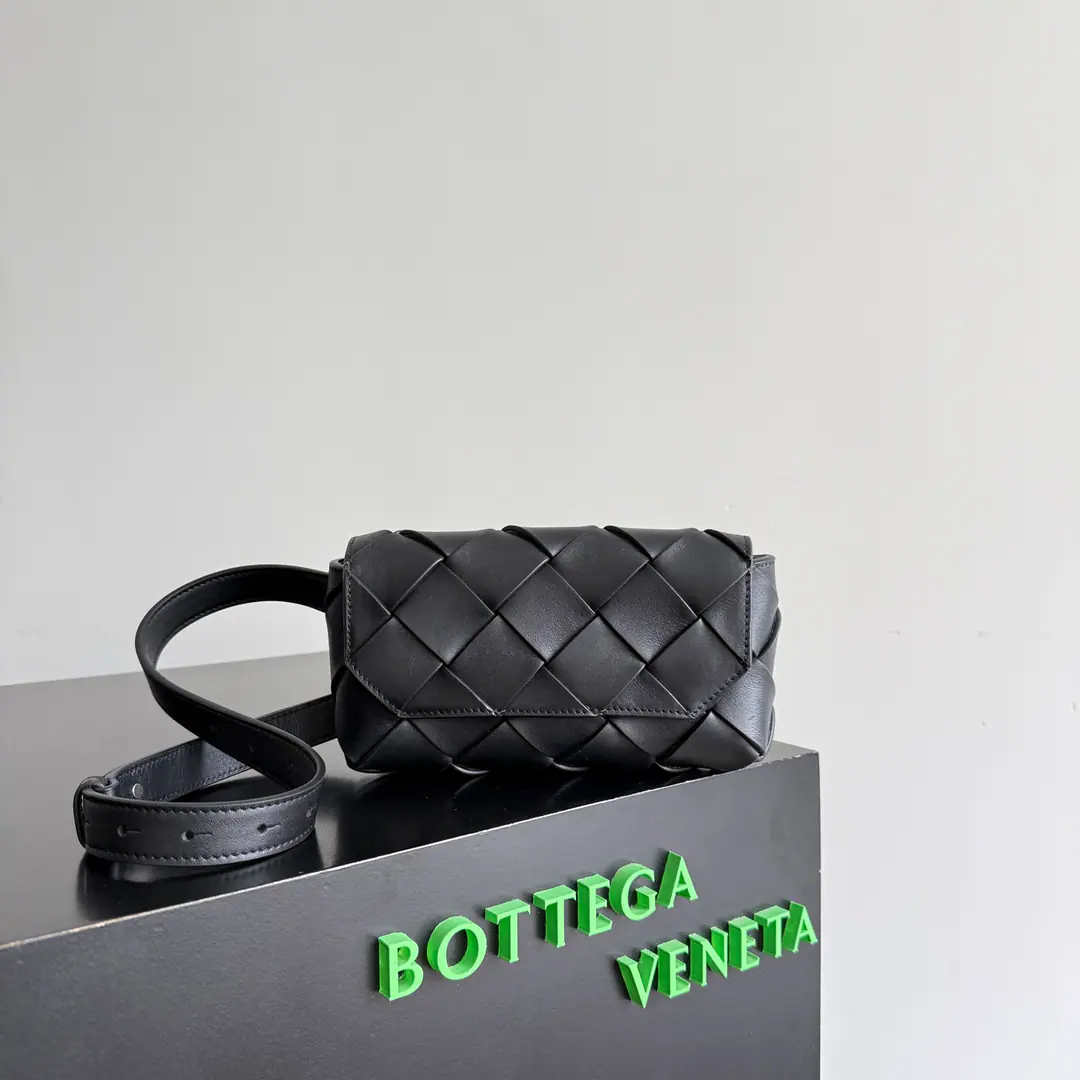 Bottega Veneta LatestDiago, Use of packagesTaurillonCowskin., Very durable.. With a regressable shoulder belt., You can make a bra and a bag and a bag.～Magnetic suction, Easy and fast.. There's an open pocket inside., It's easy to accept.. I can put my phone down if I'm small., It's a classic design., It's a day-to-day trip., It's a practical, lovely one-on-one.. Paragraph: 805773 Dimensions: 19*10*5cm